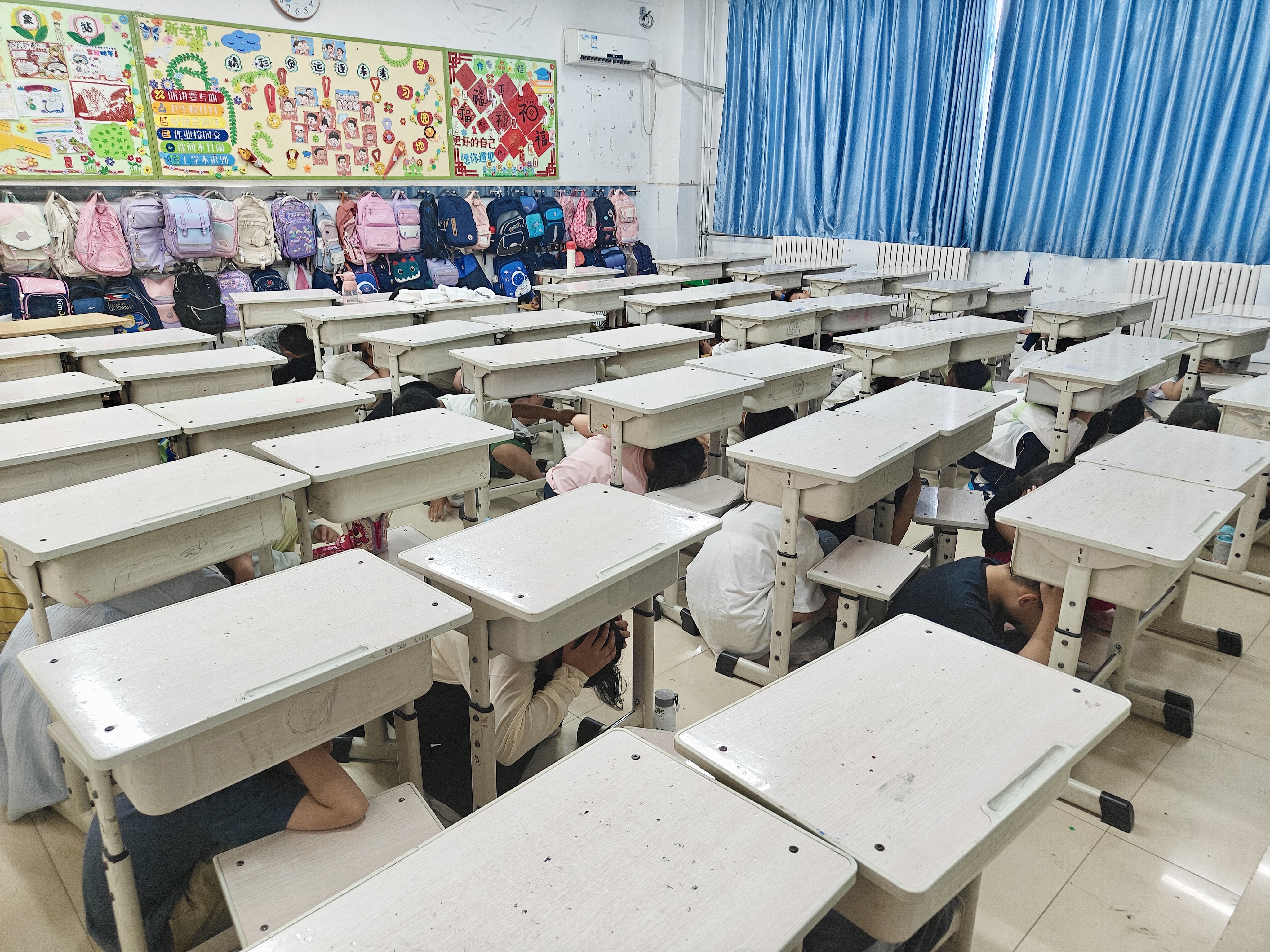 郑州高新区实验小学举行地震疏散演练