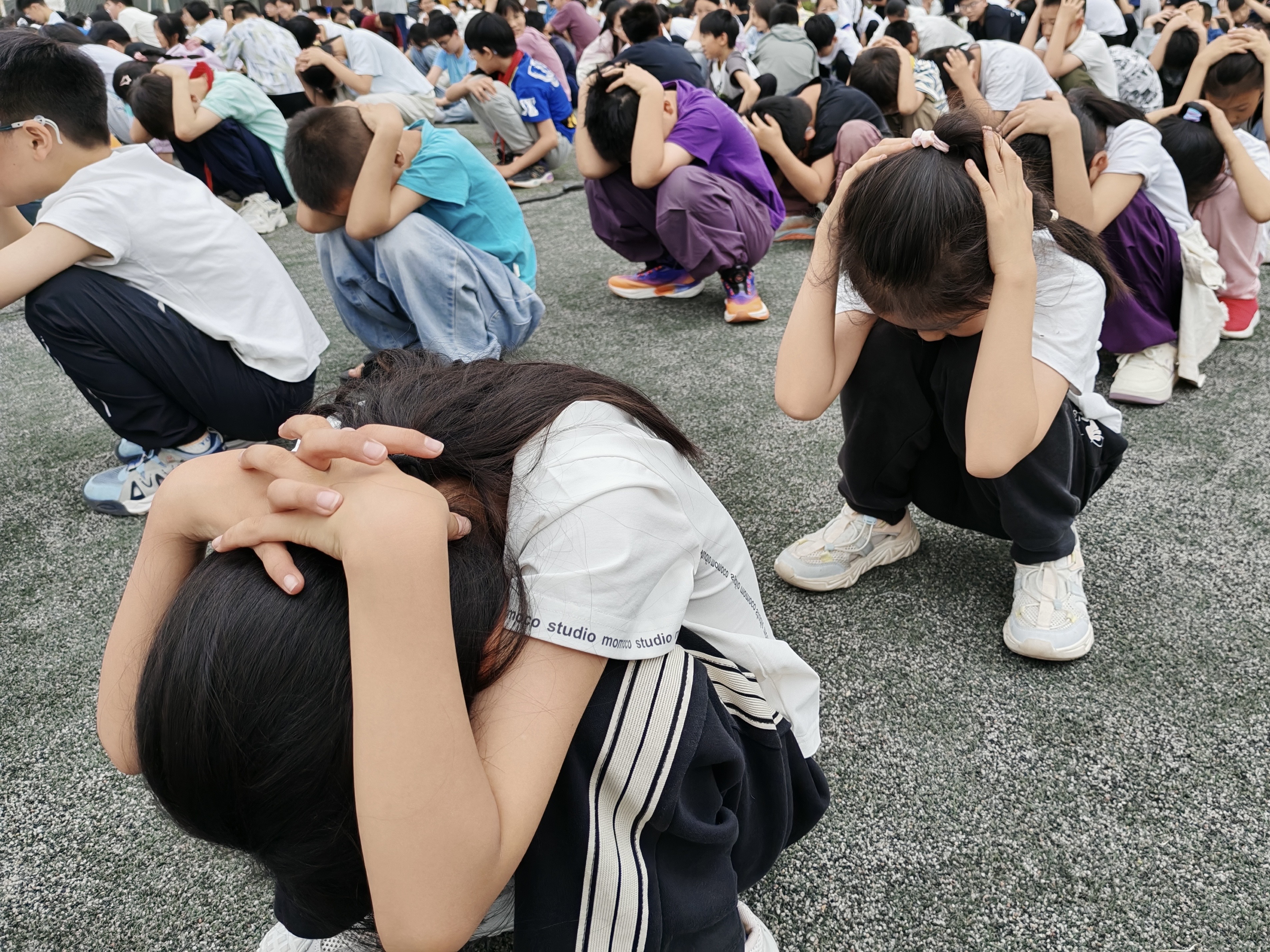 郑州高新区实验小学举行地震疏散演练