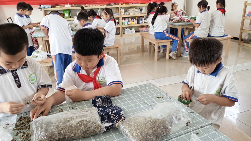 安阳市梅东路小学：巧手制香枕 节俭传文明