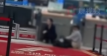 錯過航班女子稱是送弟弟且非考公：柜臺人員墨跡耽誤了時間