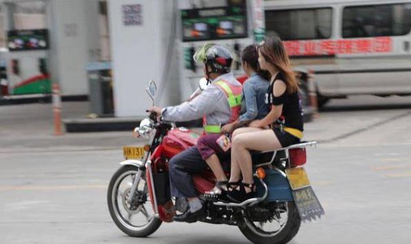 深圳一摩的司機疑因被拒乘毆打女子，警方：司機曾患精神分裂