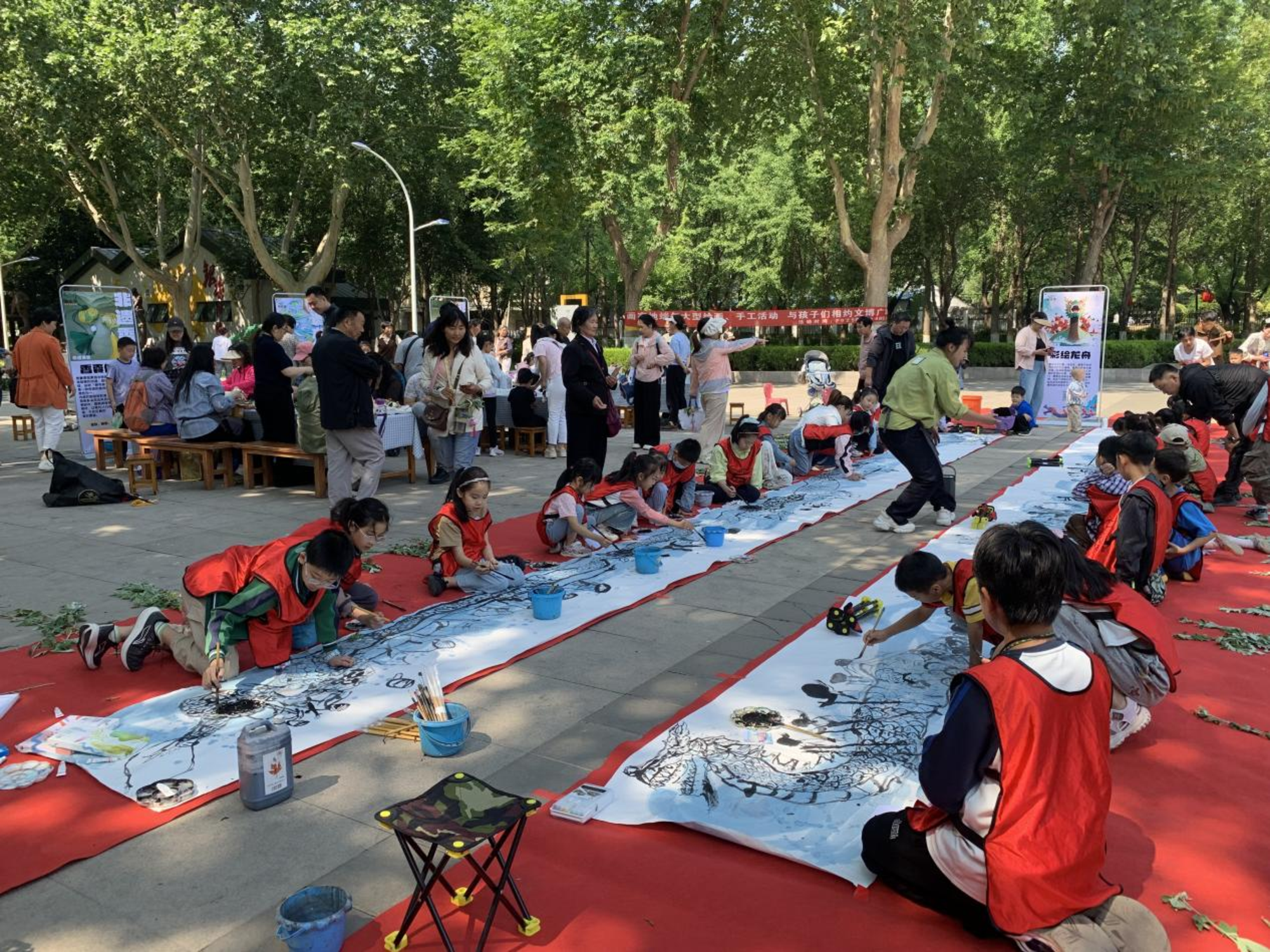 彩笔绘龙舟 巧手传非遗 ——郑州文博广场举办端午主题活动