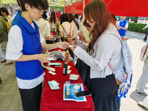郑州科技学院用非遗漆艺绘就心灵“阴晴圆缺”