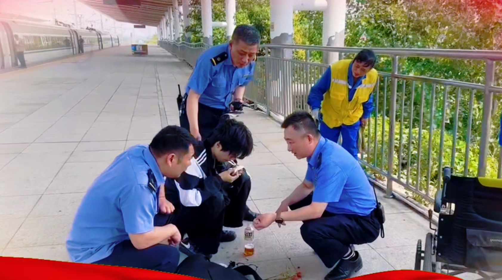 旅客乘车途中突发晕倒  明港东站暖心救助显担当