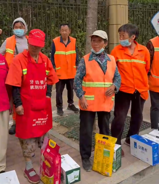 爱心物资暖人心！晴书团队赴濮阳慰问一线环卫工人