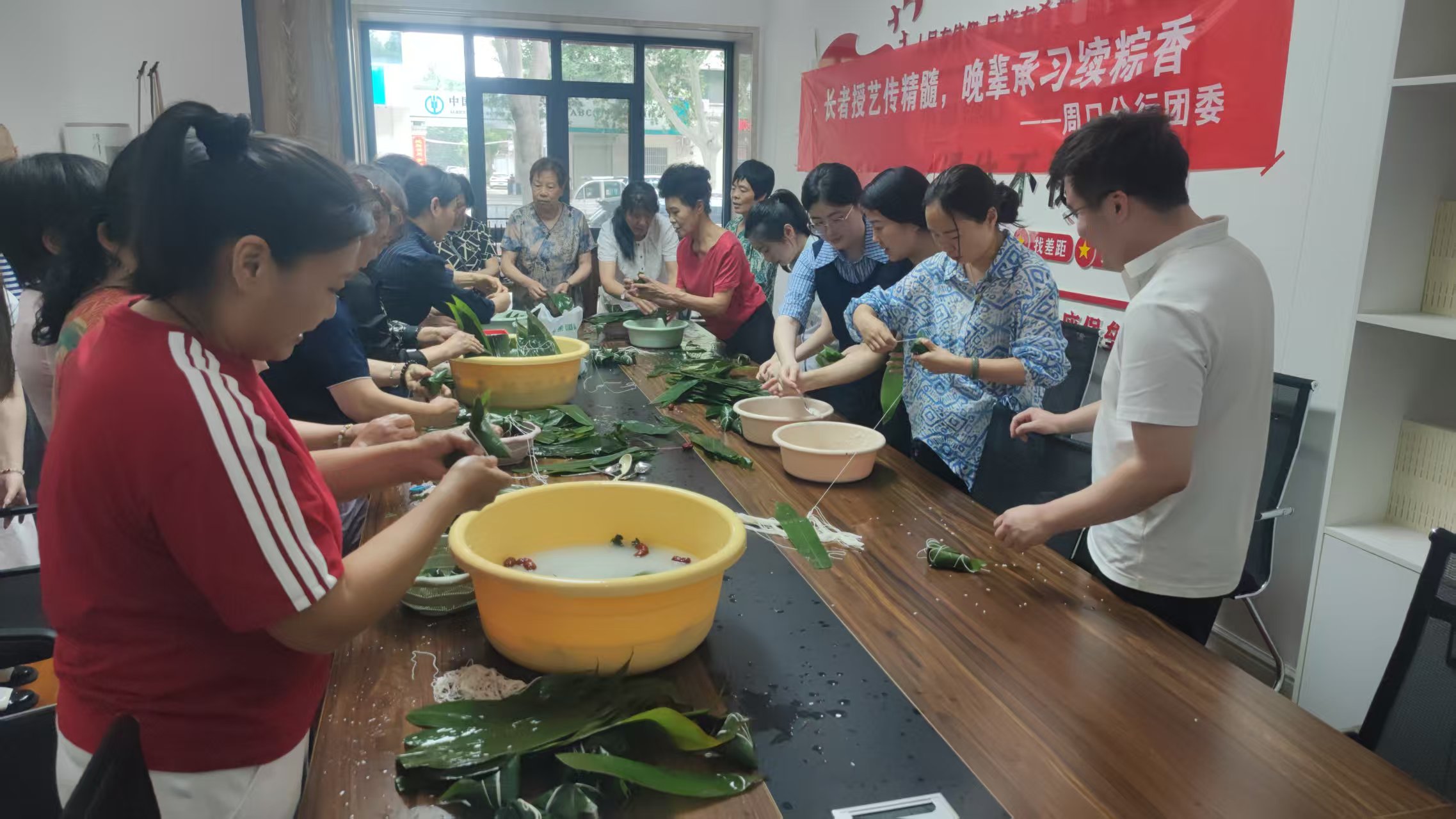 工行周口分行：长者授艺传精髓 晚辈承习续粽香