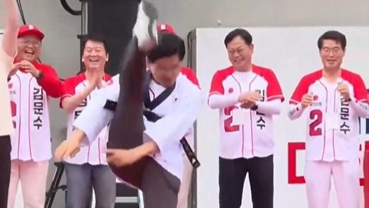 為了拉票是真拼啊！韓國73歲總統候選人表演跆拳道