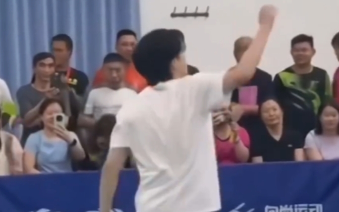 王楚欽高拋背后發球偷笑