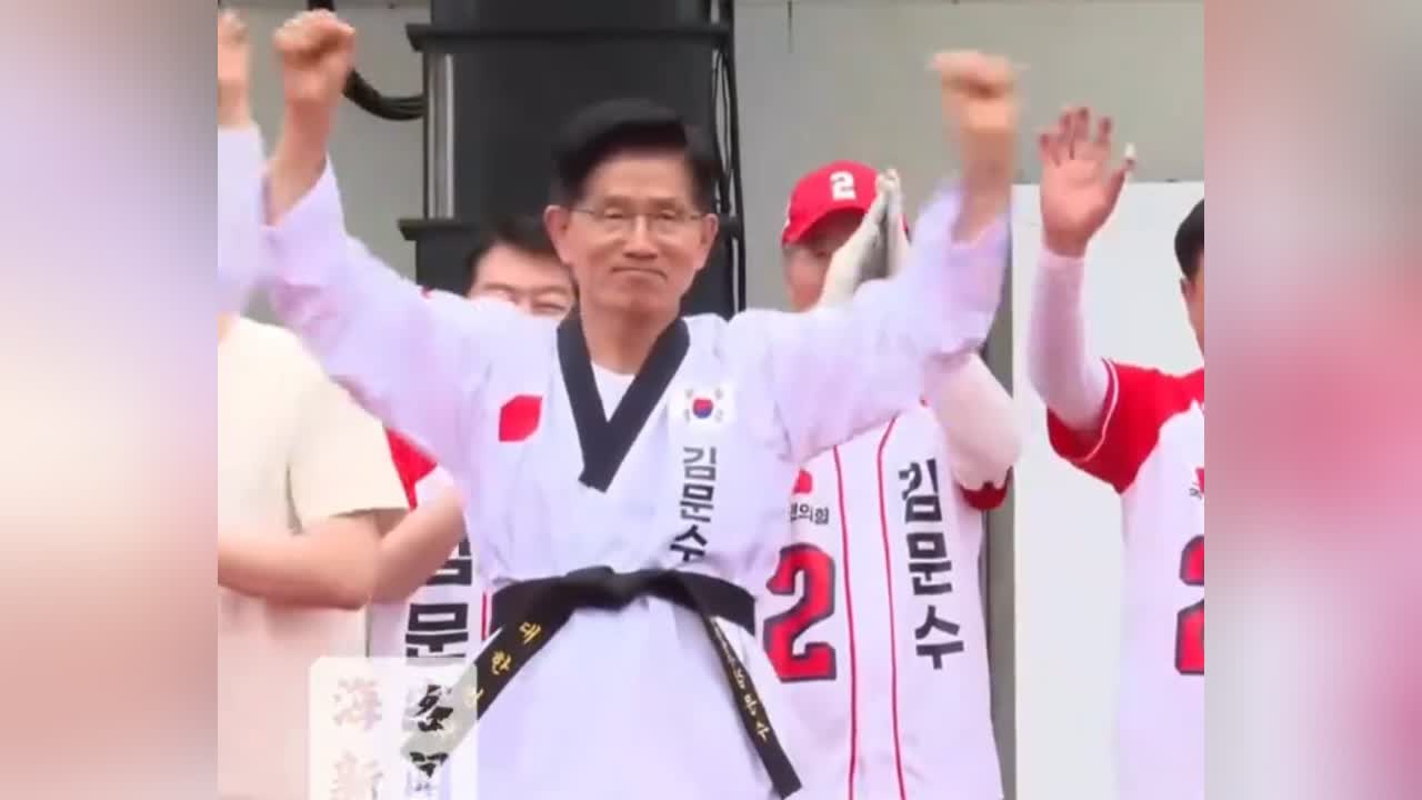 韓國73歲總統候選人表演跆拳道，擊破寫有“腐敗”的木板
