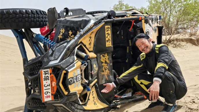 吳京的車又翻了，發文調侃“生活中不也是經常這樣嘛”