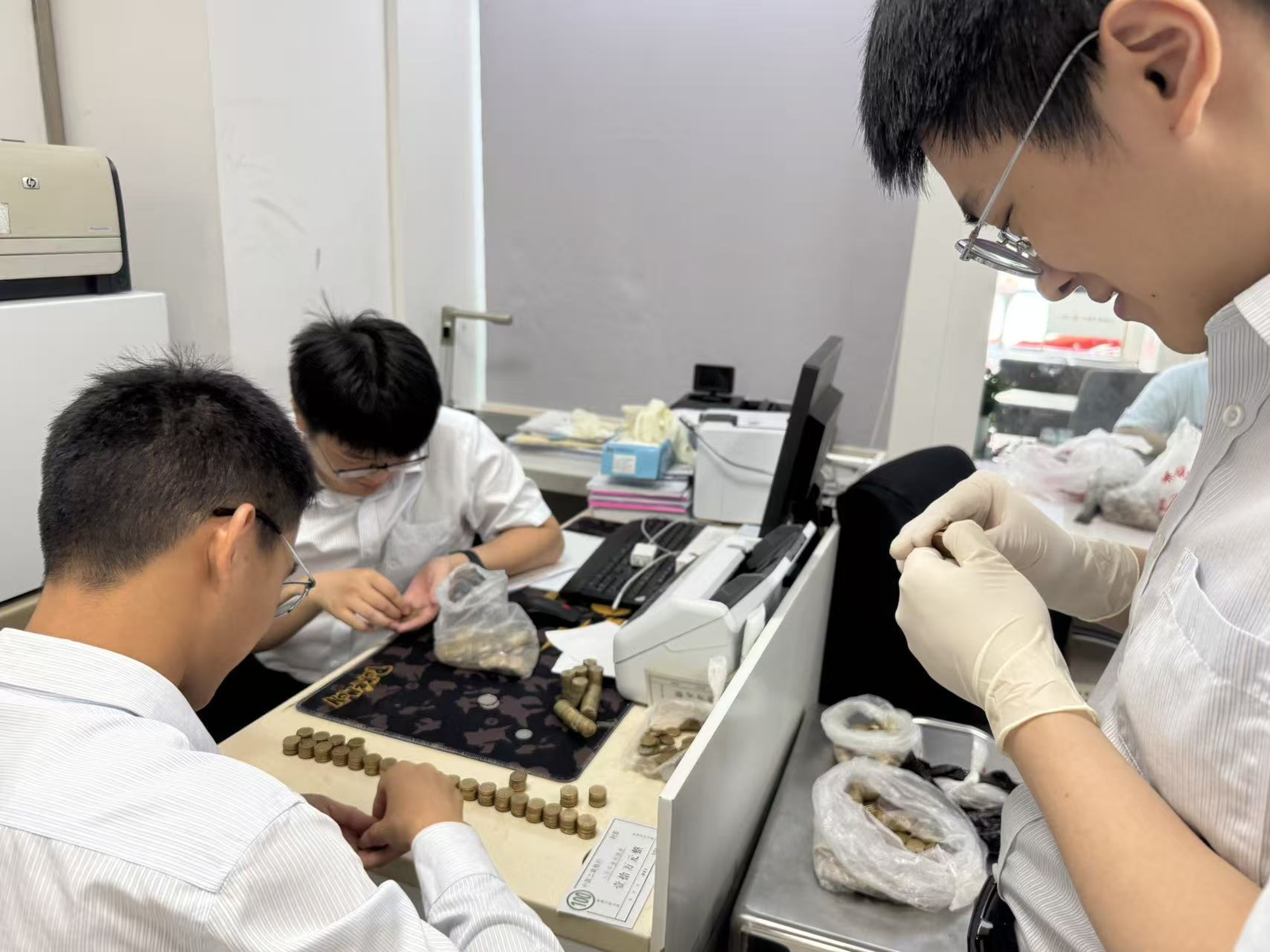 工行潢川支行：万枚硬币指尖过 金融为民记心头