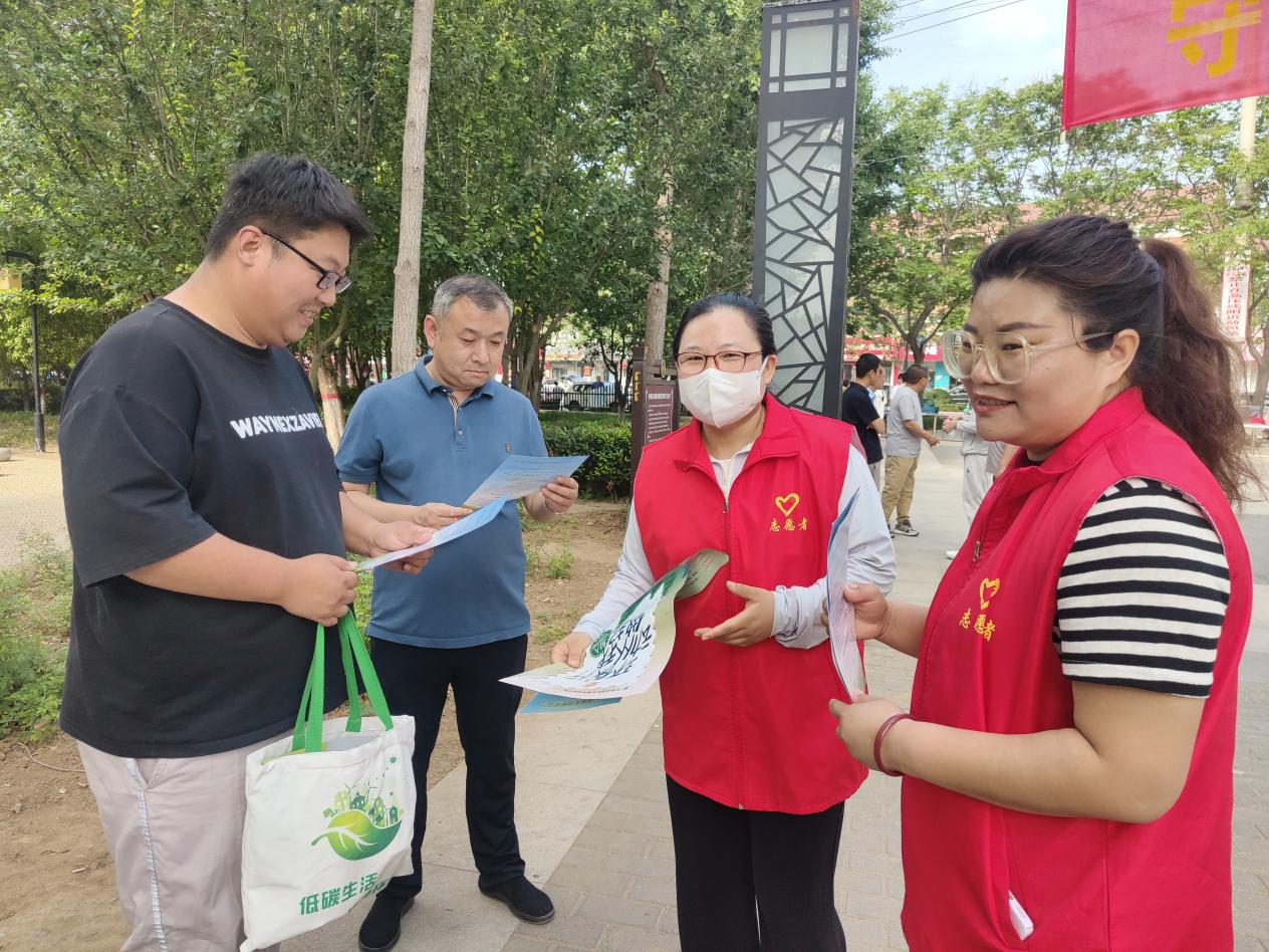 河南汤阴县：志愿者宣传到公园