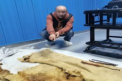 男子欠外債欲賣千年“裹尸布”被抓