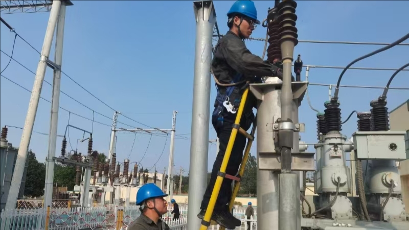 登封市供电公司：消缺保电“两不误” 守护万家灯火