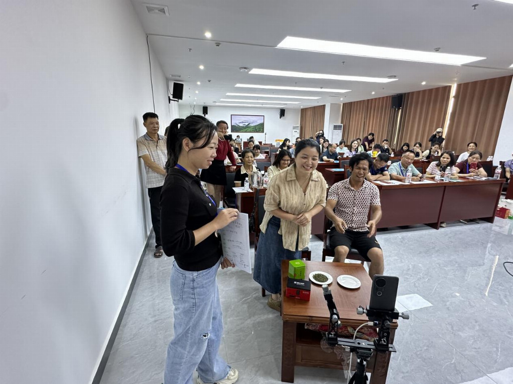 昭平县举办2025年农村电商骨干培训班，短视频内容创作与直播双引擎驱动乡村振兴新路径