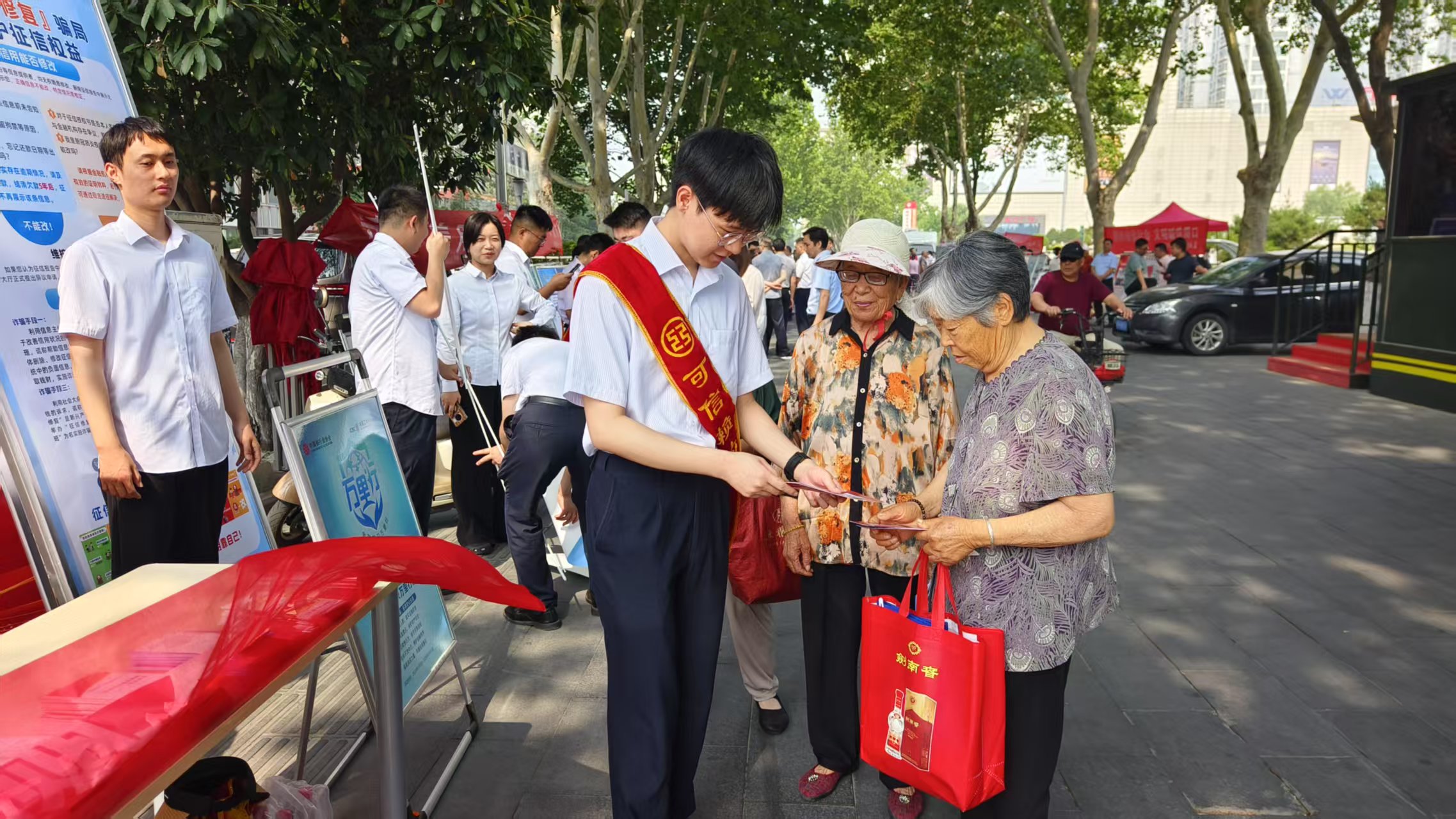工行周口分行开展征信宣传教育活动