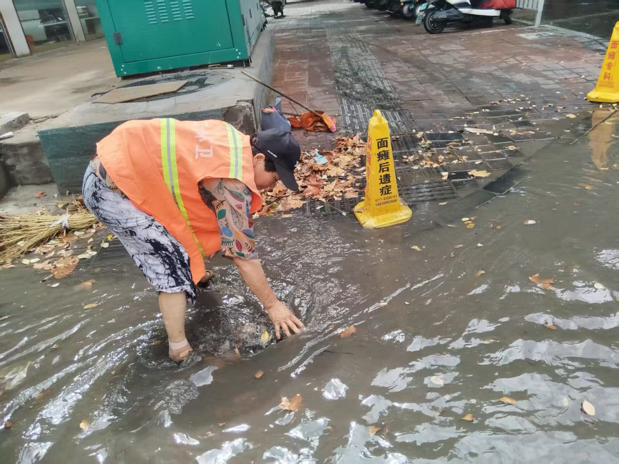 让城市“血管”更通畅 郑州二七区开展雨水篦子清掏专项行动