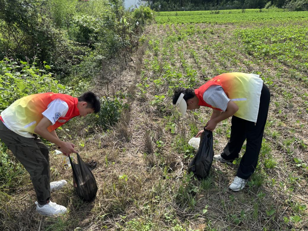 郑州科技学院光点筑梦志愿服务队为乡村注入青春力量