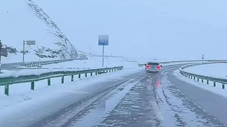 青海一地“七月飛雪”！網友直呼：想把太陽一腳踢給你
