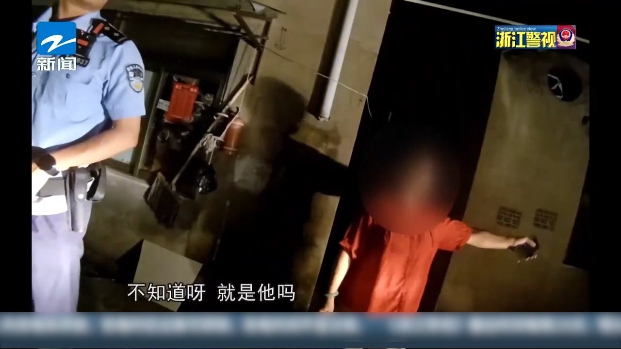 男子醉臥路邊被救后踹警車提8日拘留