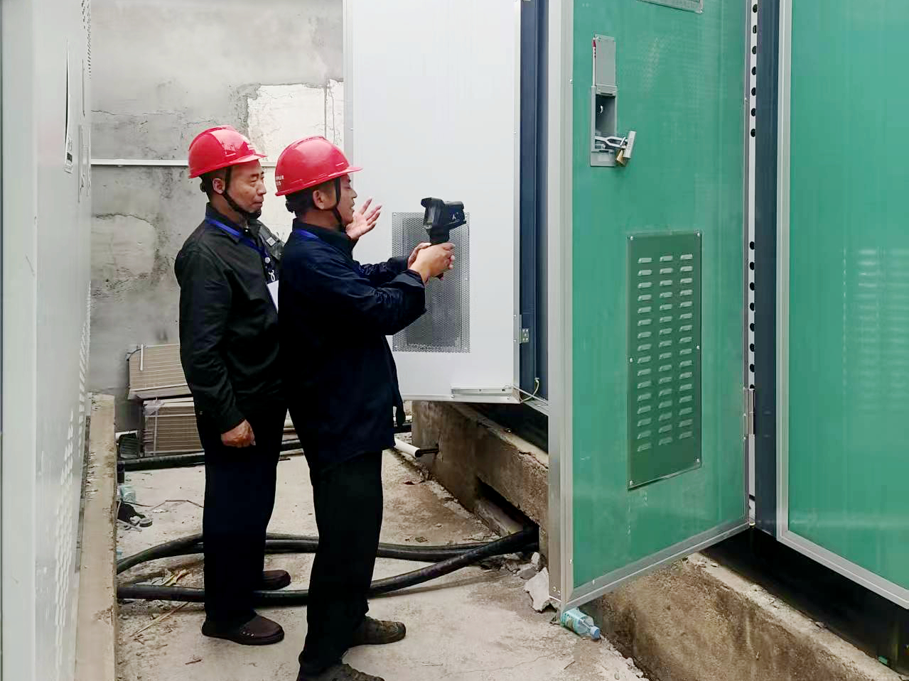平舆供电公司:战高温 保供电 织密夏季用电“安全网”