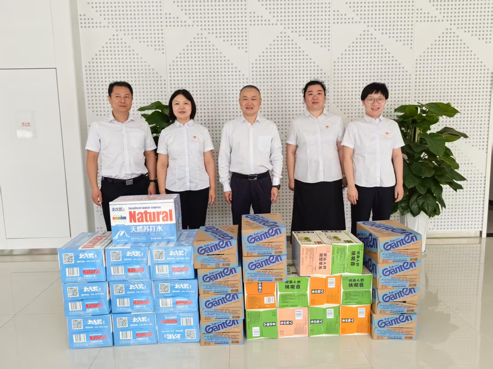 工行周口分行：情系一线送清凉 关爱员工办实事