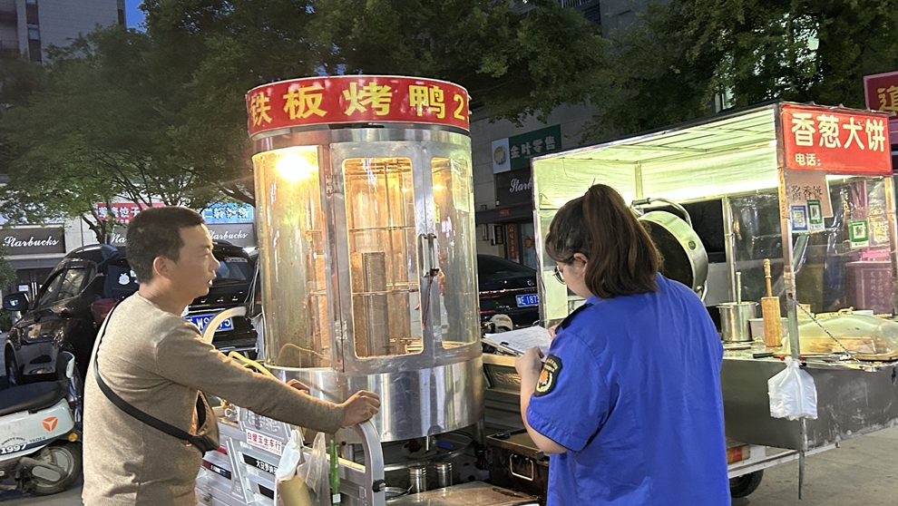 “备案卡”点亮“烟火气” 微信群共筑“文明风”——安阳县城市管理部门打造规范化摊群点管理新模式