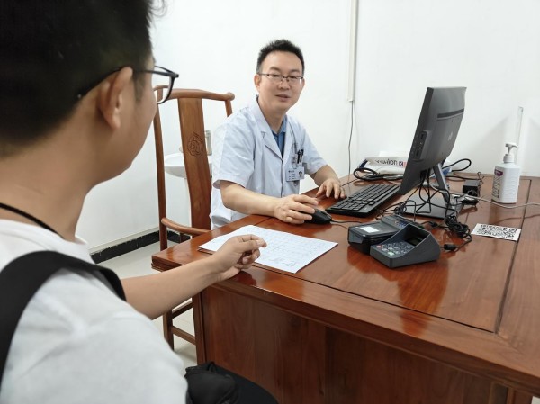河南省中医院专家团队到鲁山县中医院坐诊 居民有“医”靠 服务更贴心