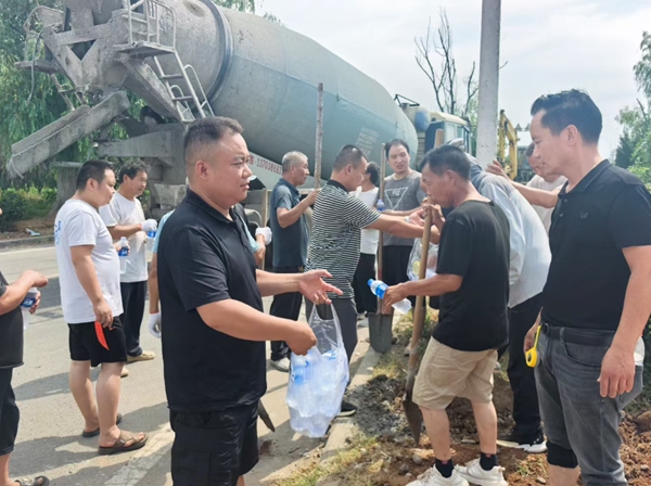 群协力、自筹自装！汝州市拐棍李社区干群齐心“点亮”民心路