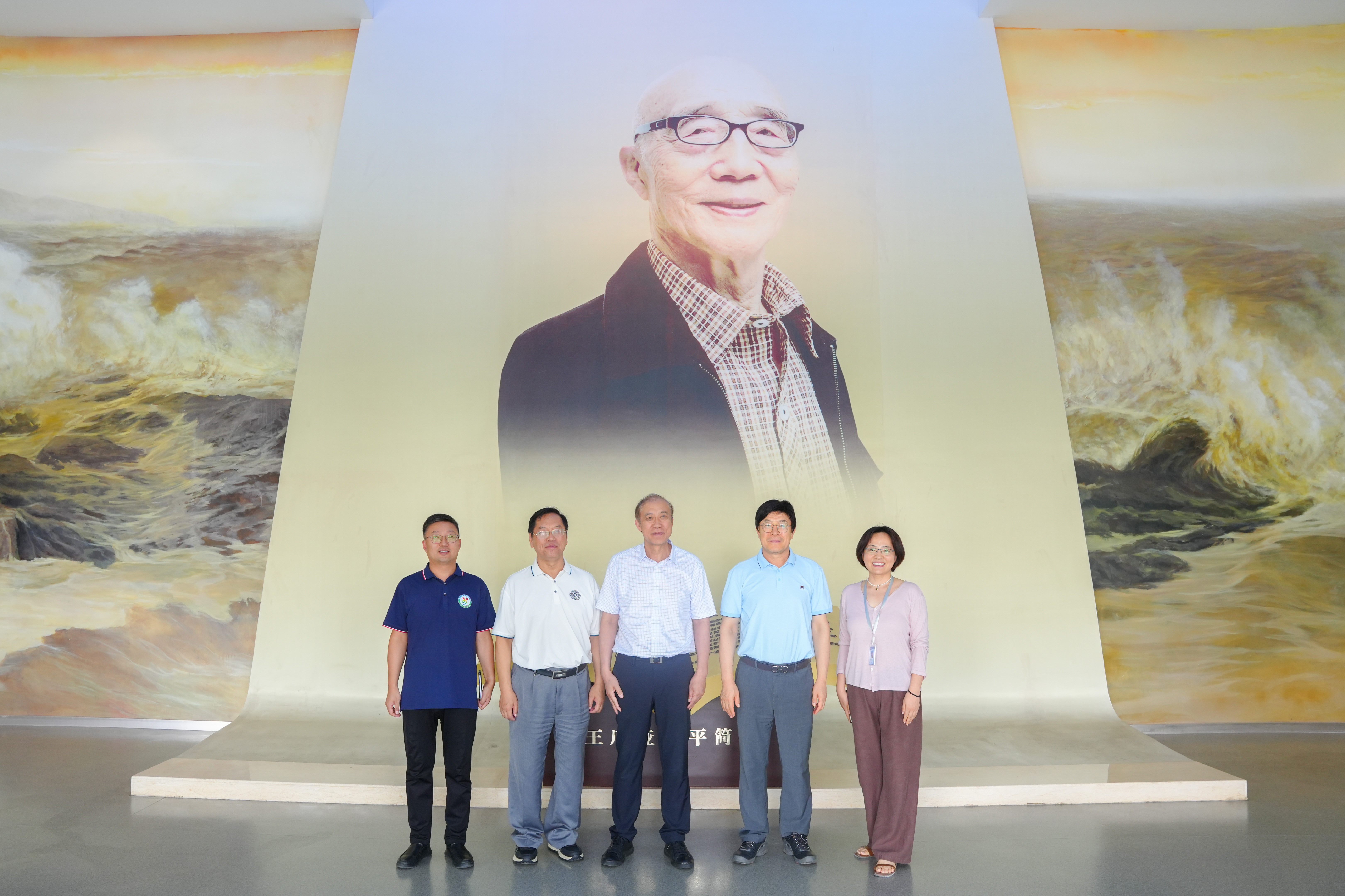 中央财经大学原党委书记何秀超一行莅临郑州升达经贸管理学院参观指导工作