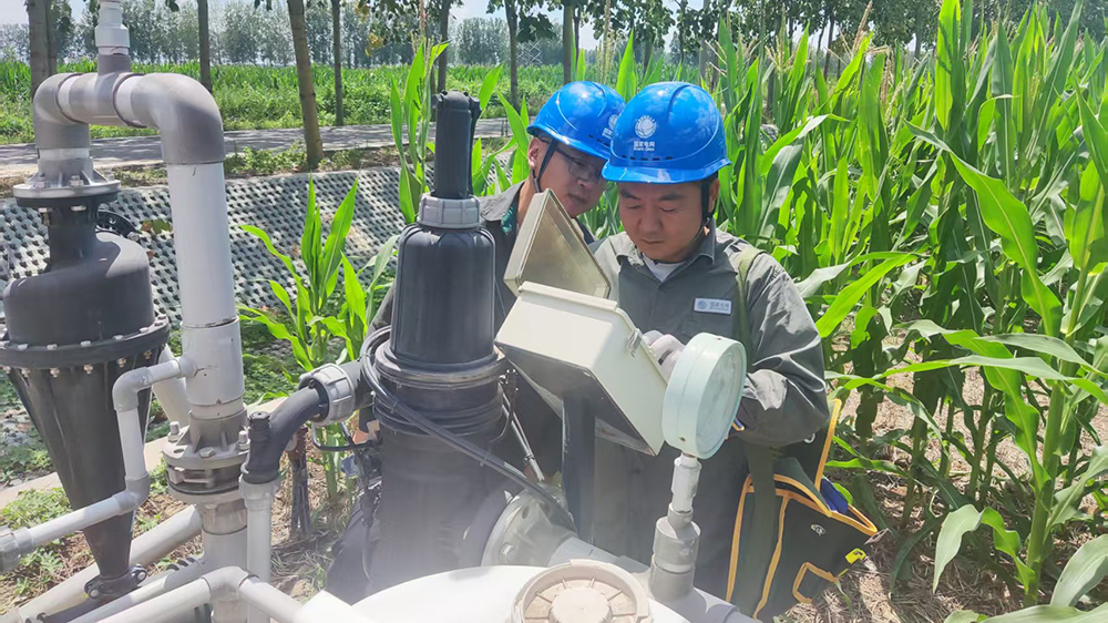 遂平供电公司抗旱保供电服务到田间