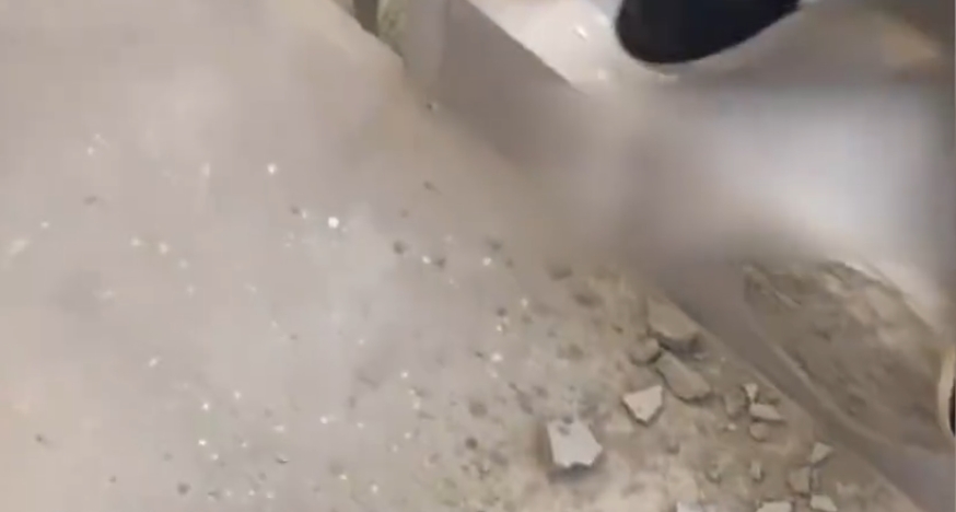 业主曝300多万新房楼梯一踢就碎