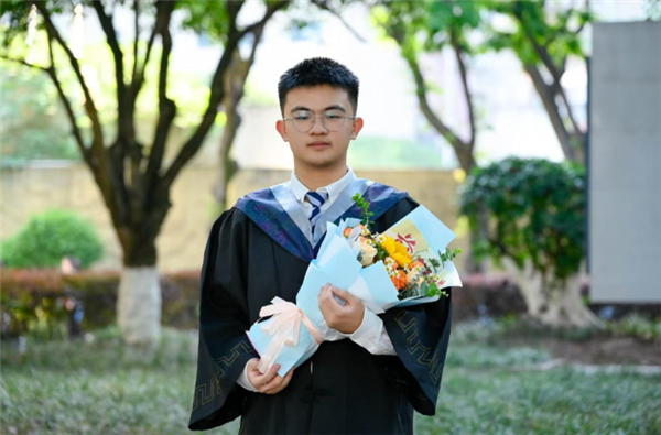 快递员儿子高考677分，放弃北大报考西湖大学