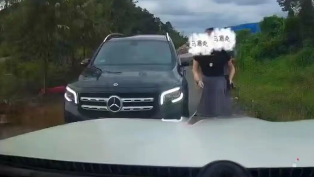 被“奔驰女司机亮证逼迫让路”男子：希望纪委介入调查