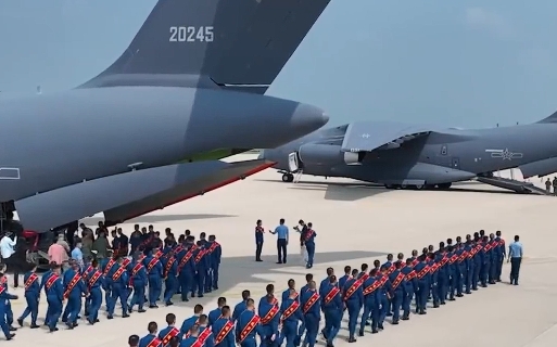 空军多架运20送飞行新学员报到