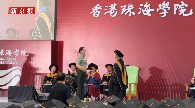 退役女兵在硕士毕业典礼上换军装，引发全场沸腾