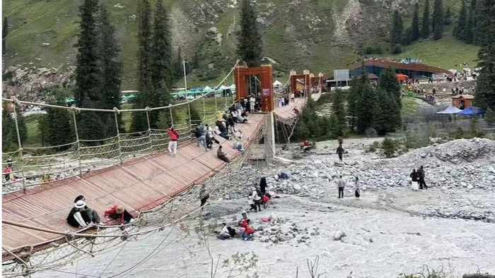 新疆一网红桥绳索断裂 多名游客落水