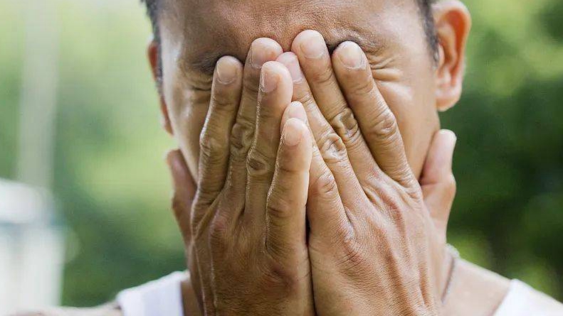 高度近视男子屏气搬重物后险失明：确诊双眼孔源性视网膜脱离