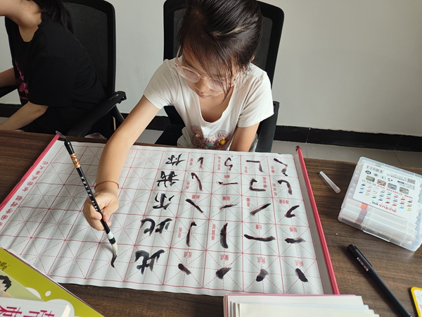 鲁山县：举办免费托管班 解决职工看孩难