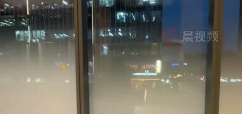 广州一卫生间疑似能从外面看到里面的人如厕，商场回应