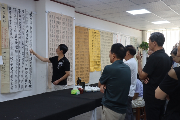 平顶山市书协在汝州举办《全国第四届篆书展》重点作者看稿会