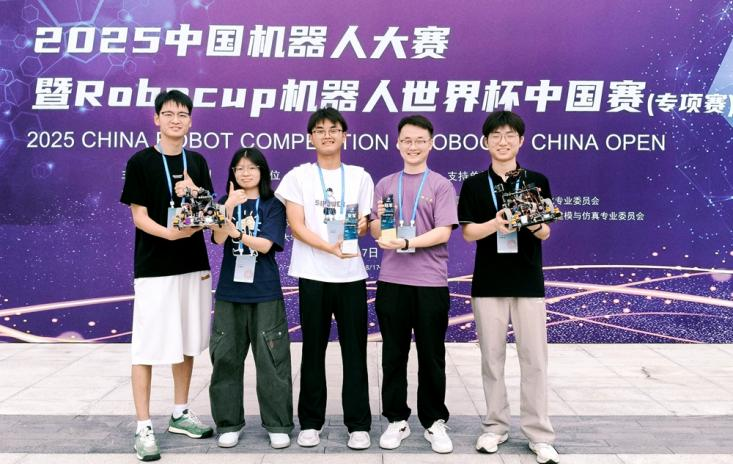 郑州科技学院学子勇夺2025中国机器人大赛专项赛冠亚军