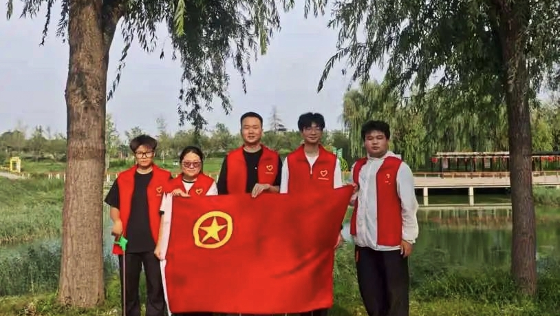 “返家乡”大学生化身“河小青”守护碧水清波