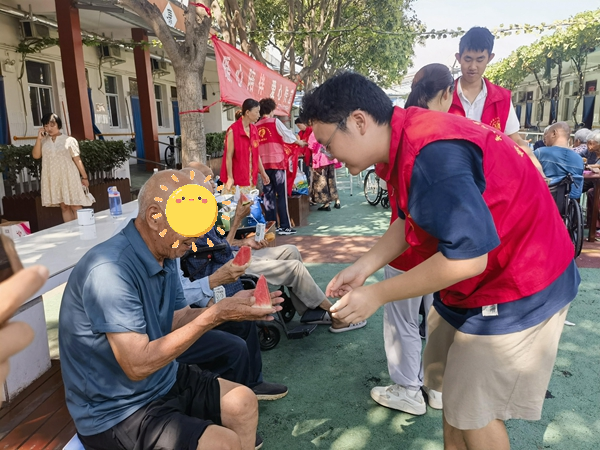 平顶山市卫东区：社工志愿者走进老年公寓 温馨陪伴暖人心