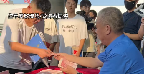 河南老板连续22年给贫困大学生发助学金