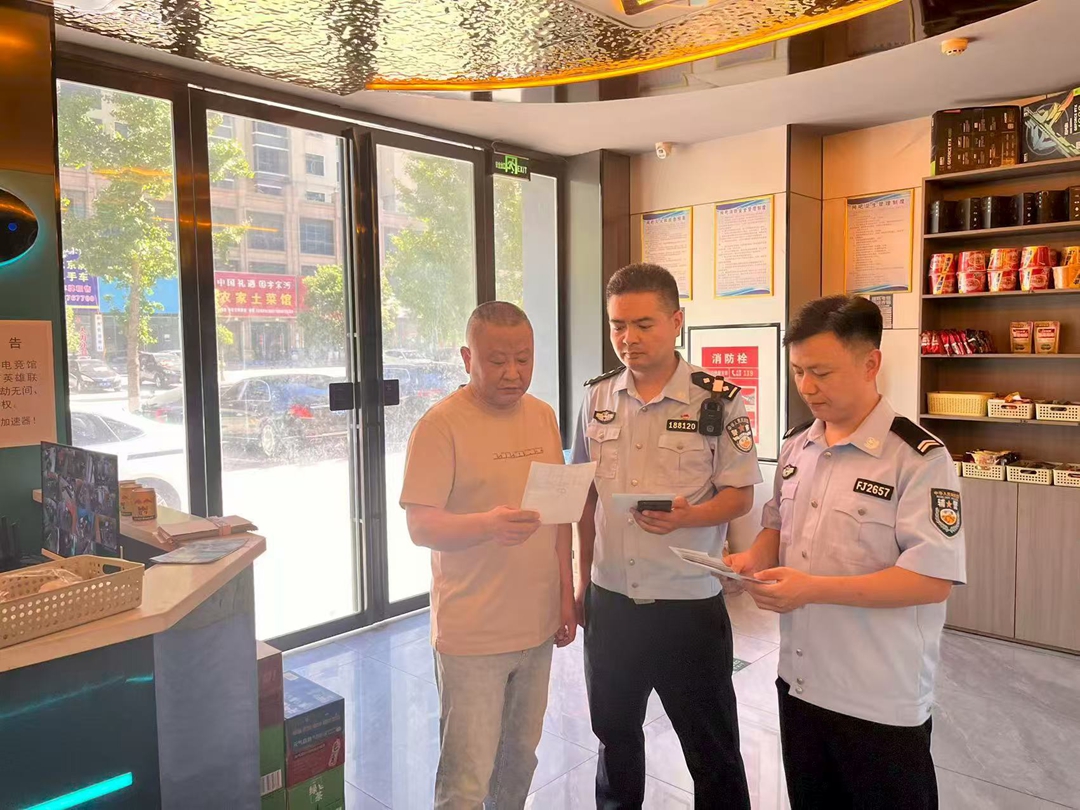 罗山县公安局网监大队开展打击整治网络谣言宣传活动