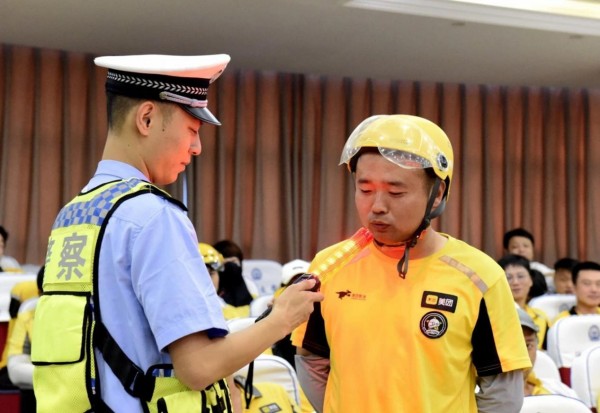 汝州交警：寓教于乐搞宣讲 筑牢骑手安全防线