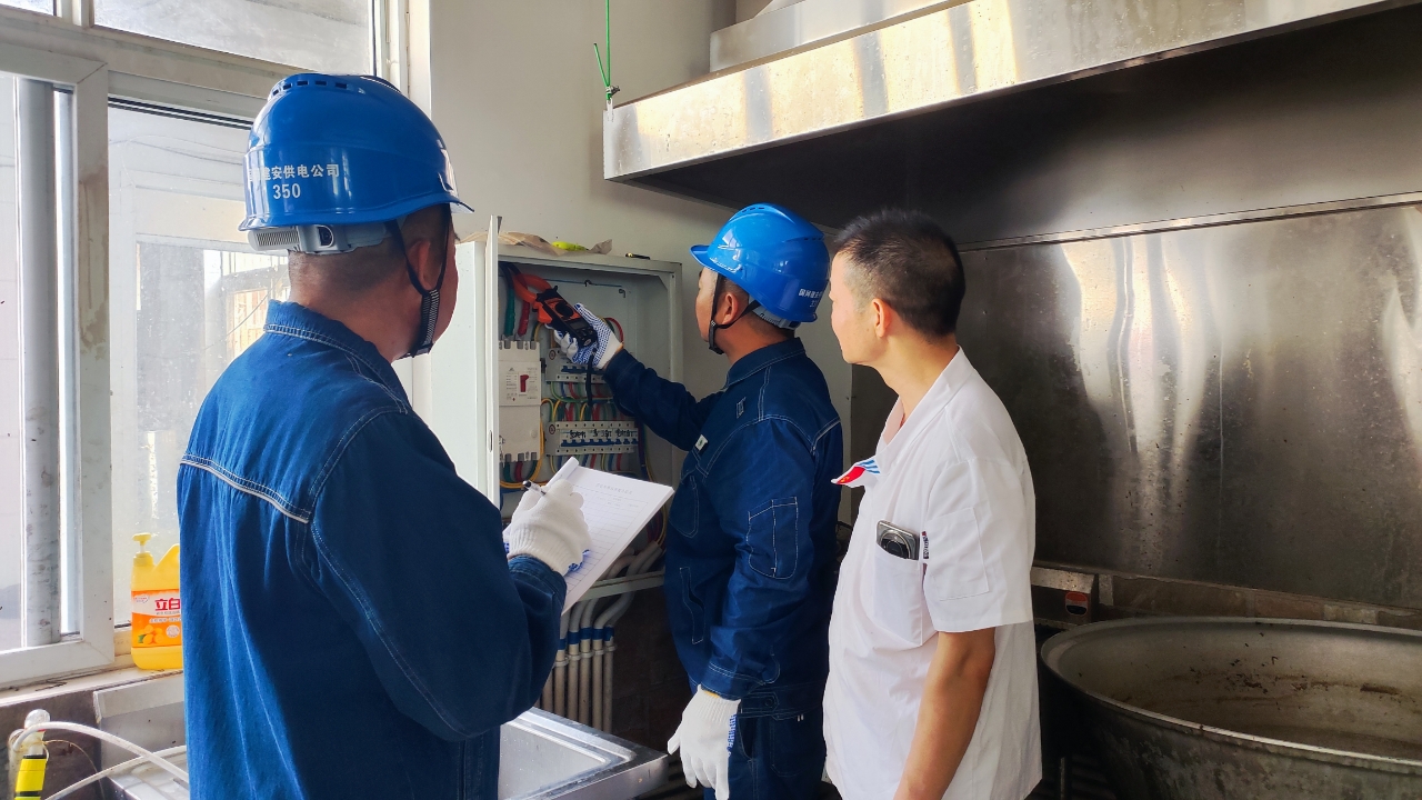 许昌供电公司：入户排查用电隐患保安全