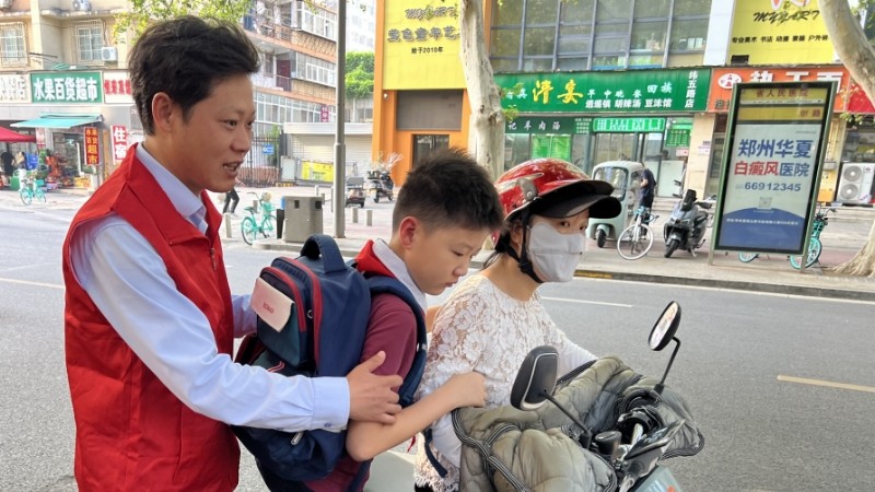 开学首日 公交志愿者护航“上学路”