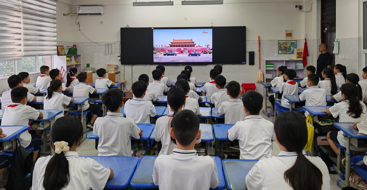 濮阳市油田第三小学组织师生观看抗战胜利80周年阅兵仪式